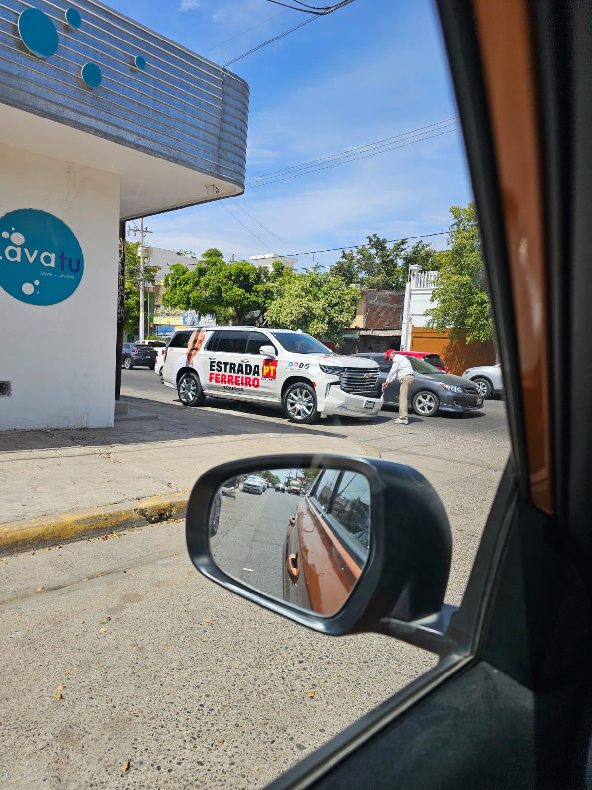 $!Choca Estrada Ferreiro en su carro de campaña