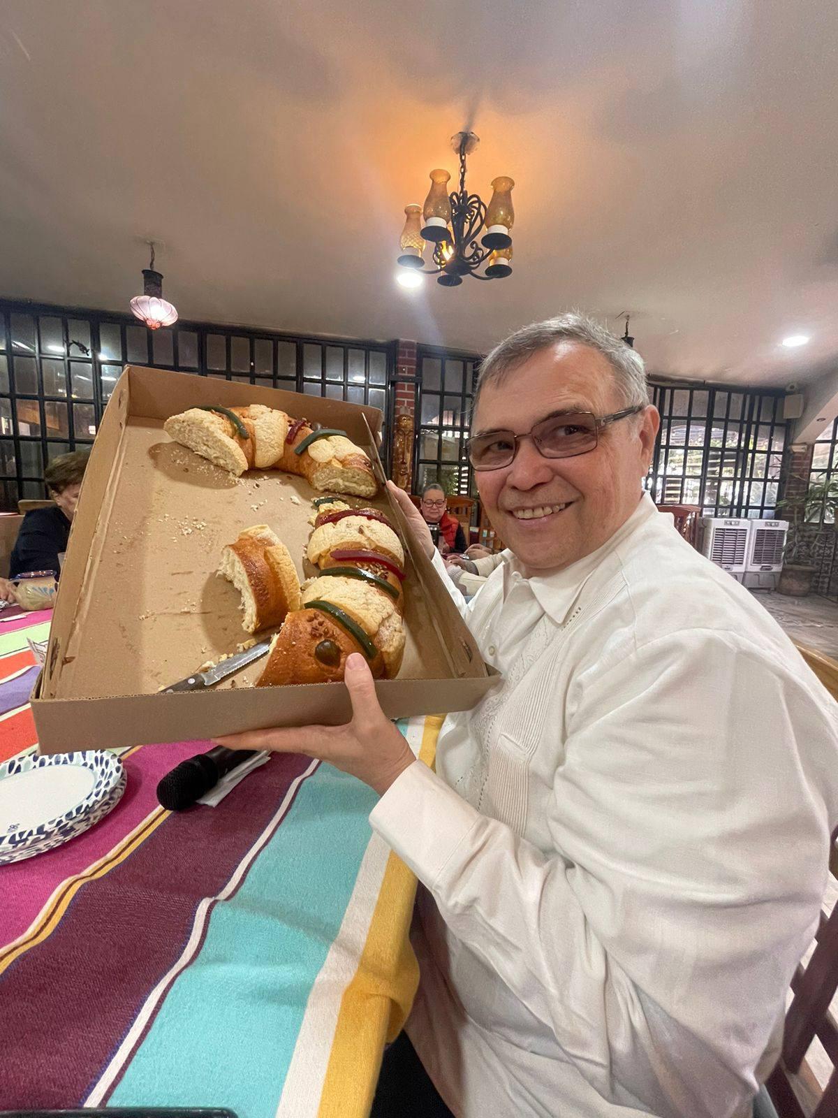 $!Los integrantes de la Corresponsalía Culiacán compartieron rosca de reyes.
