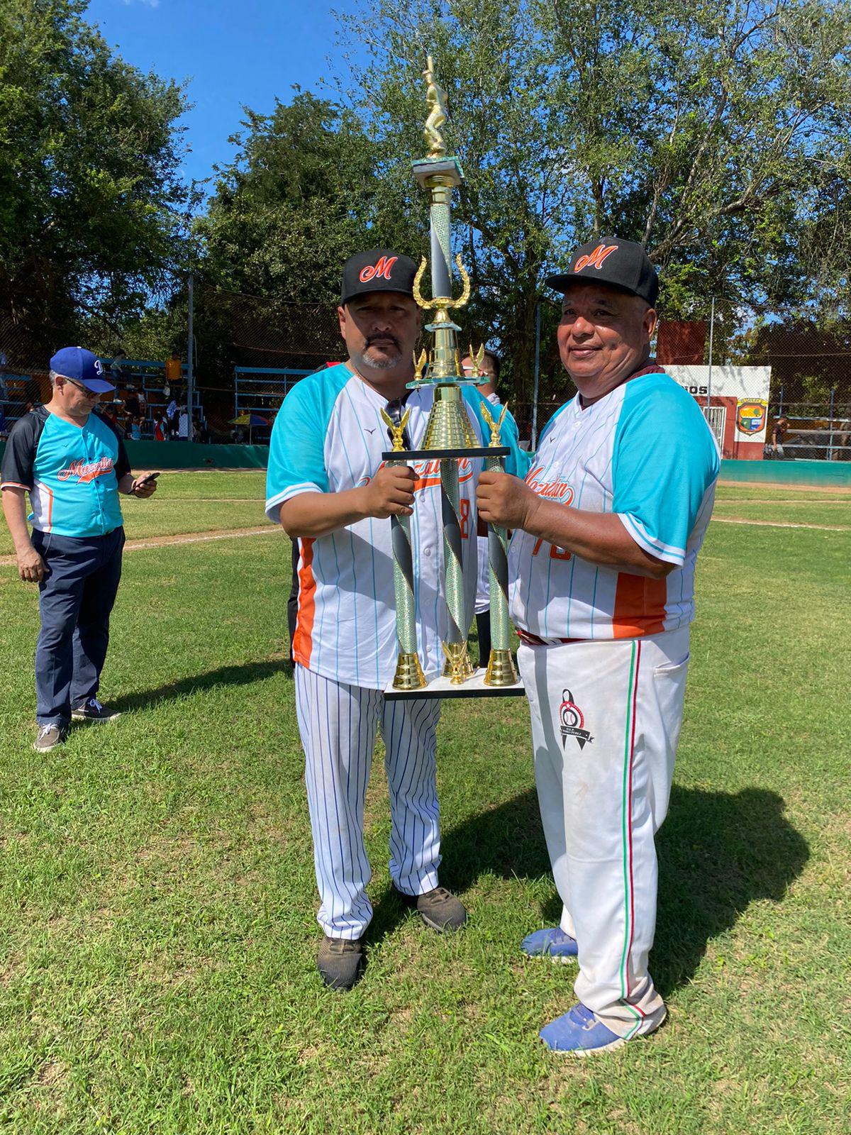 $!Mazatlán levanta el título del Estatal de Beisbol Libre, celebrado en Guasave