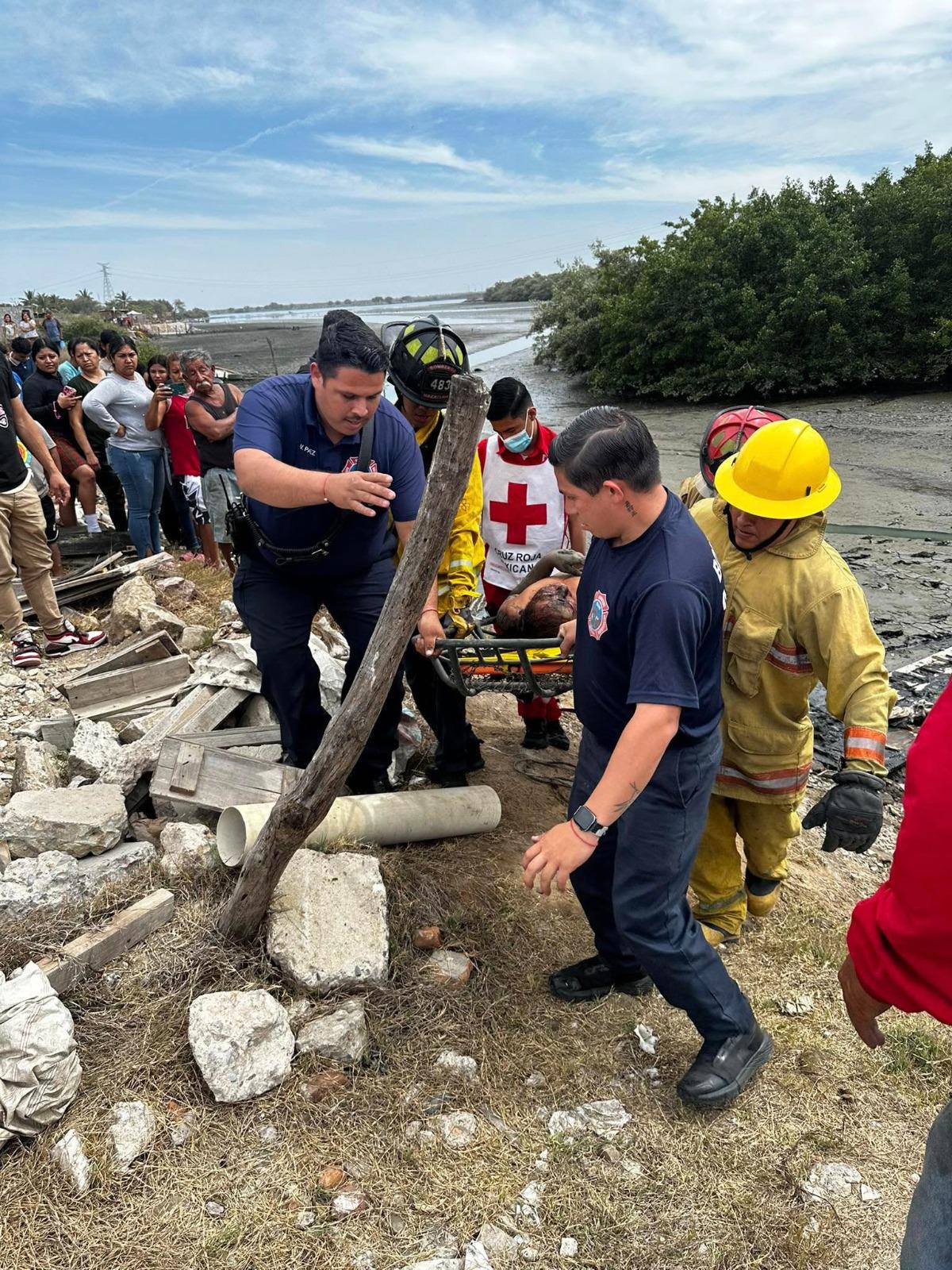$!Rescatan a otra persona atrapada en la marisma, ahora en la Quinta Chapalita, en Mazatlán