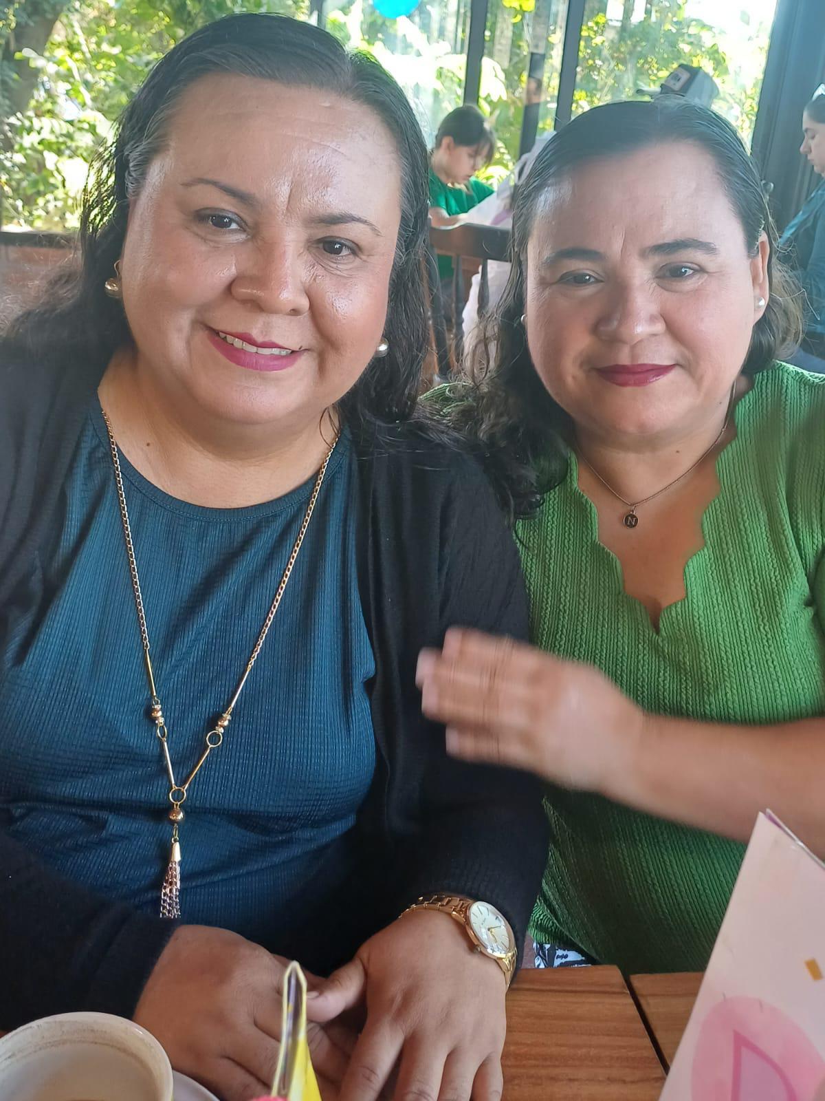 $!Con su hermana Noelia Aguilar.