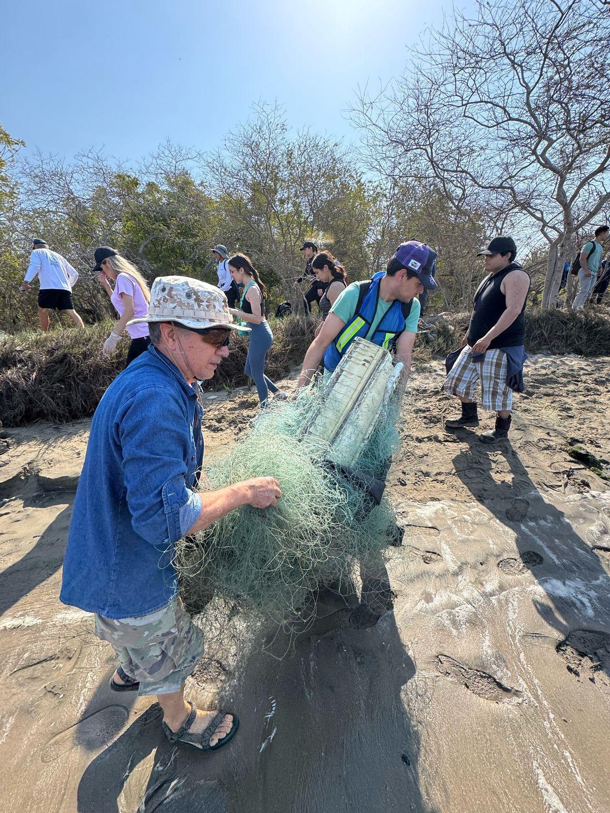 $!Recolecta MazConCiencia más de 700 kilos de plásticos en jornada de limpieza en la Isla de la Piedra