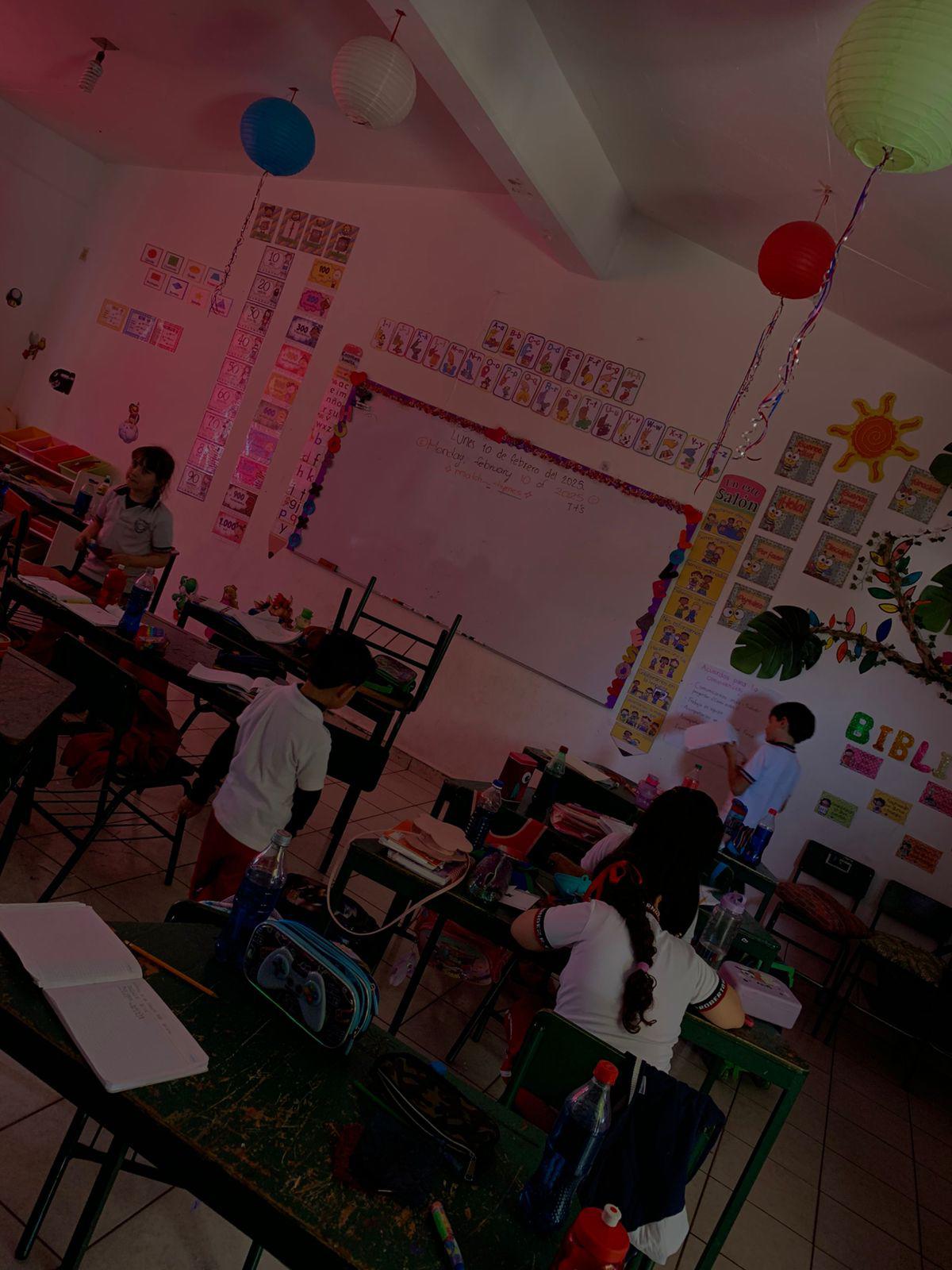 $!Madres de la primaria Roberto Hernández, en Culiacán, se manifiestan en SEPyC por corte de luz
