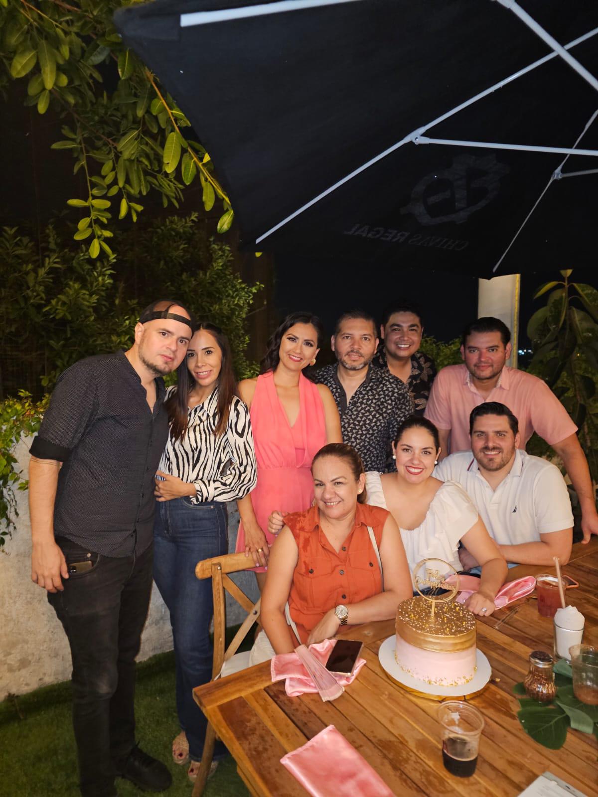 $!Ricardo Valadés, Denisse Villaseñor, Susy de Bernal, Abraham Bernal, Roberto Lugo y Emanuel Bernal. Sentados, Mara Dagieu de Lugo, Pau Muzgo de Millán y Manuel Millán.