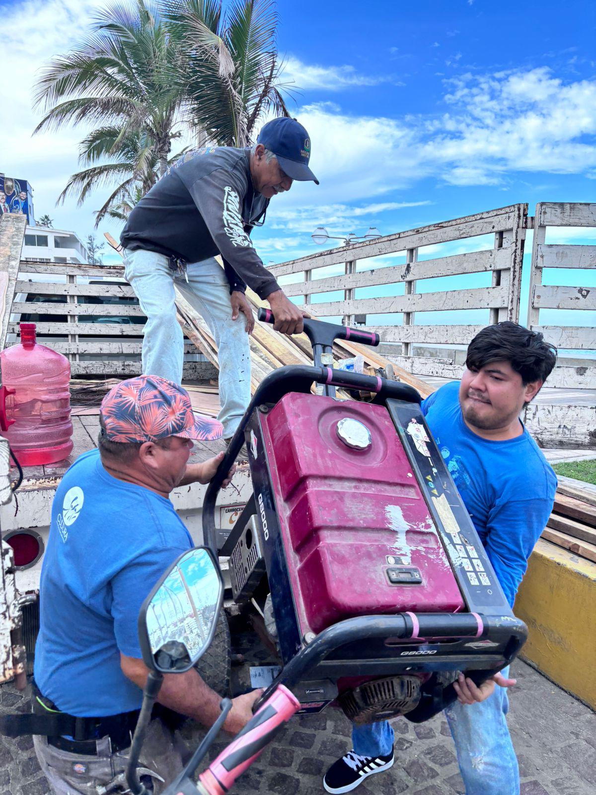 $!Inician trabajos de carpintería para acondicionar la zona carnavalera en Olas Altas