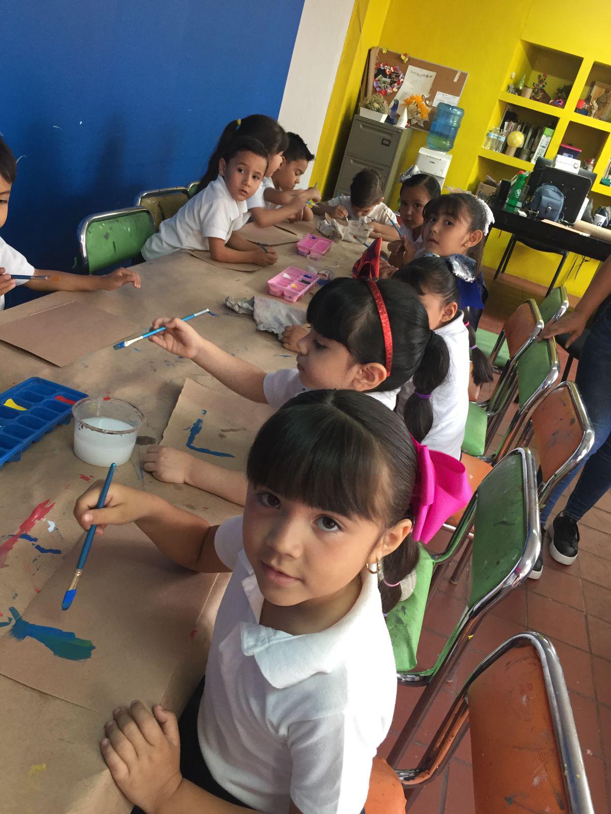 $!Los pequeños ponen manos a la obra para plasmar lo que vieron en el museo.