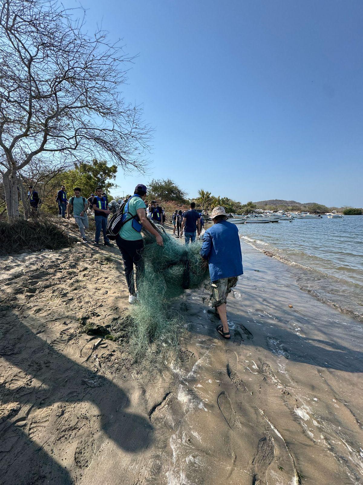 $!Recolecta MazConCiencia más de 700 kilos de plásticos en jornada de limpieza en la Isla de la Piedra