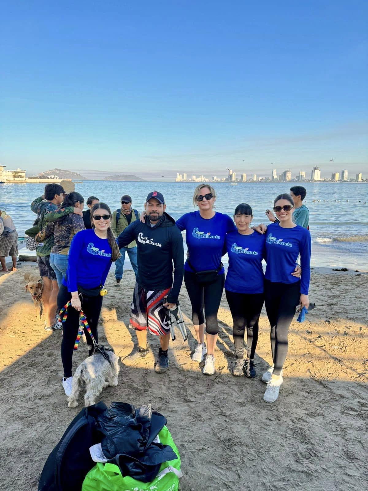 $!Realiza colectivo limpieza en Playa Norte, en Mazatlán