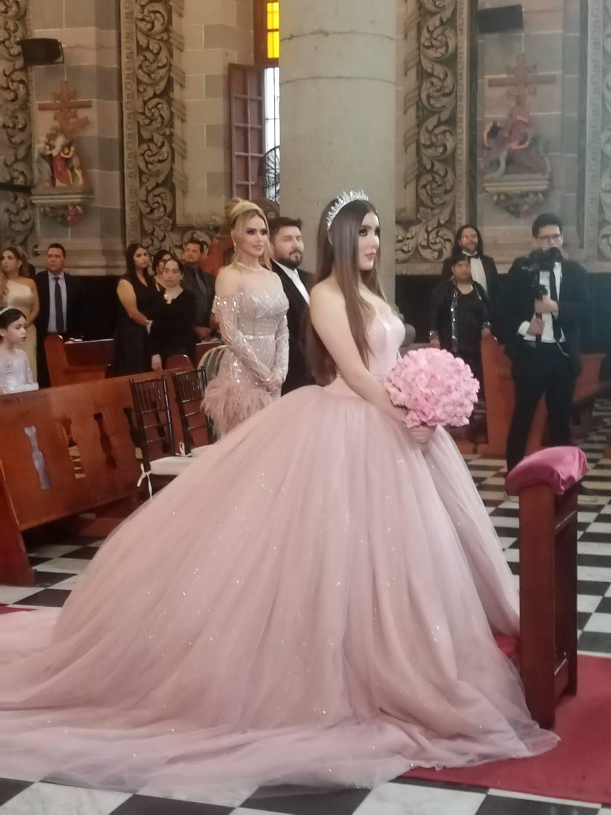 $!Un elegante vestido en color rosa fue el que usó la joven quinceañera.