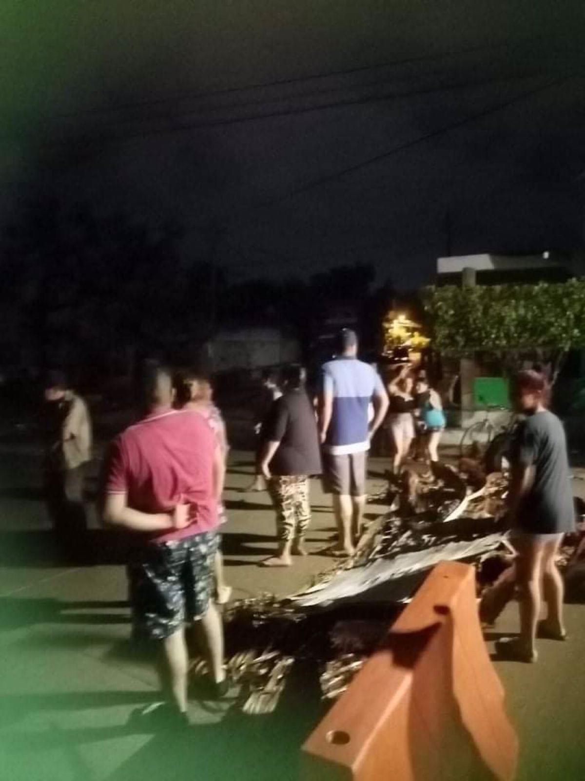 $!Bloquean vecinos vialidad en la Colonia Azteca, en Mazatlán, por largo ‘apagón’