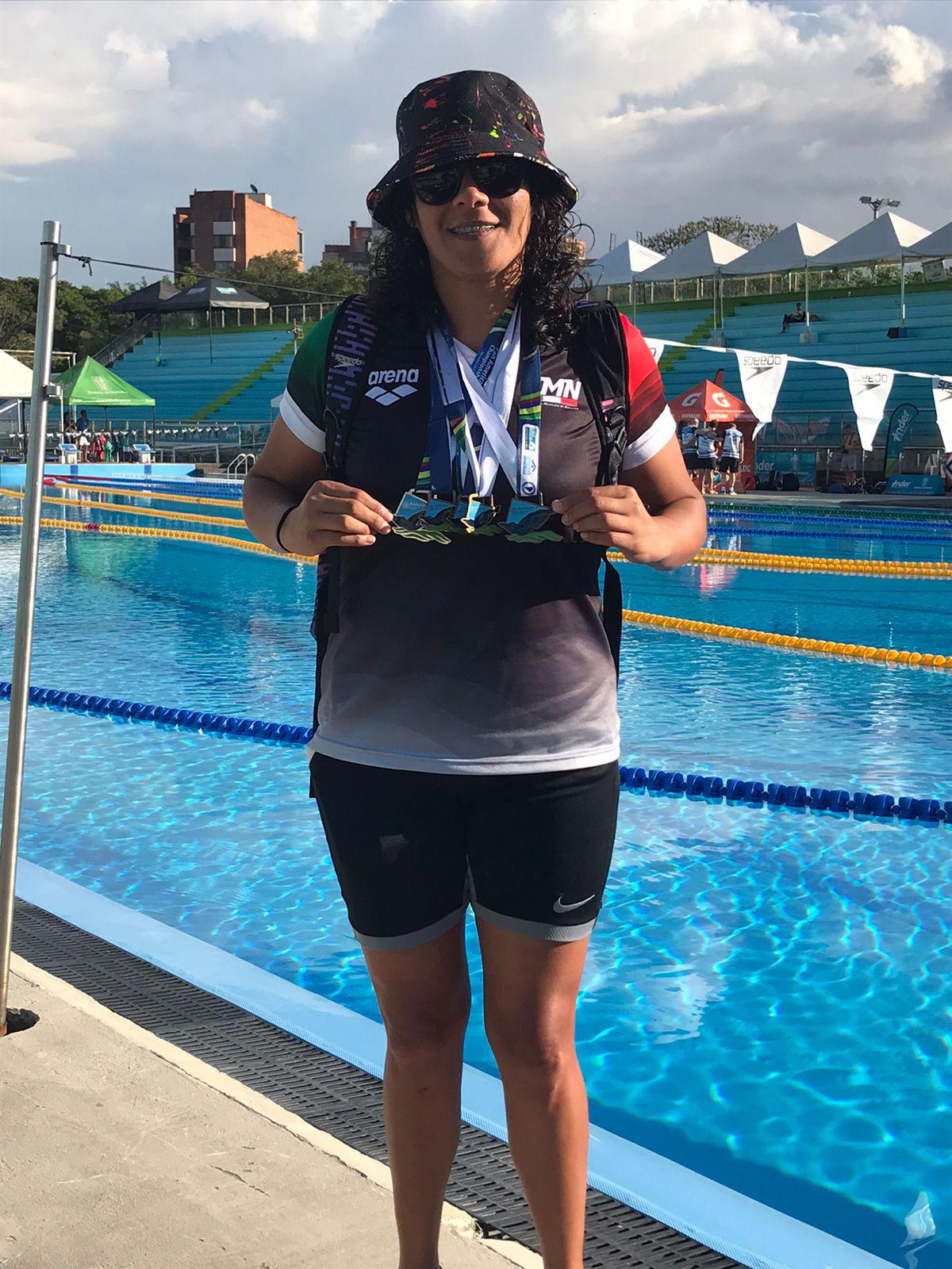 $!Mazatleca Ana Lucía Aguilar Tejeda logra plata y bronce en Máster de Natación de Colombia