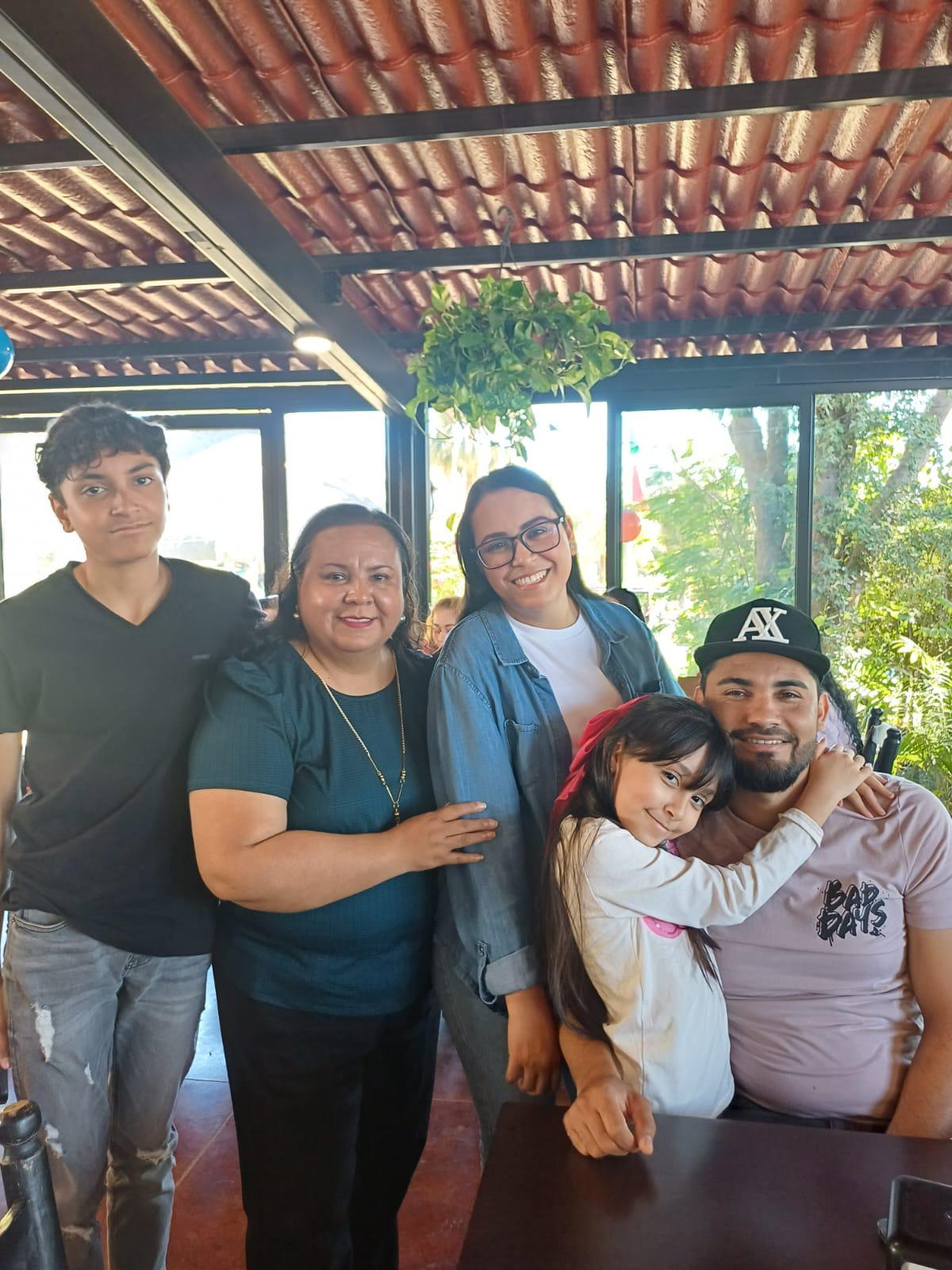$!La cumpleañoera con Amayrany, Juan Carlos Martínez y sus sobrinos Juan Carlos y Alexa Sofía Martínez Aguilar.