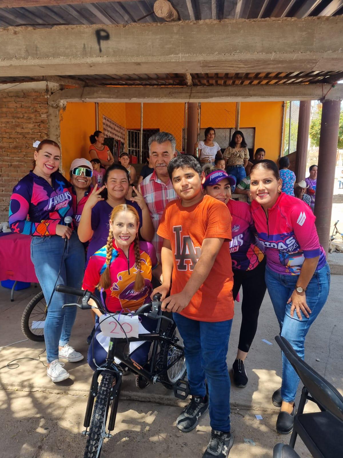 $!Fridas en Bici Sinaloa hace felices a las niñas y niños de El Armadillo, en Mazatlán