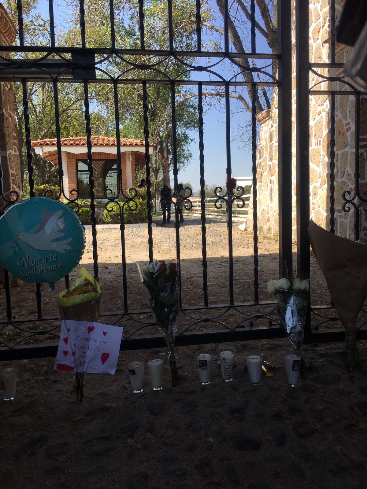 $!Velas, cartas, y flores se colocan en la entrada del rancho.