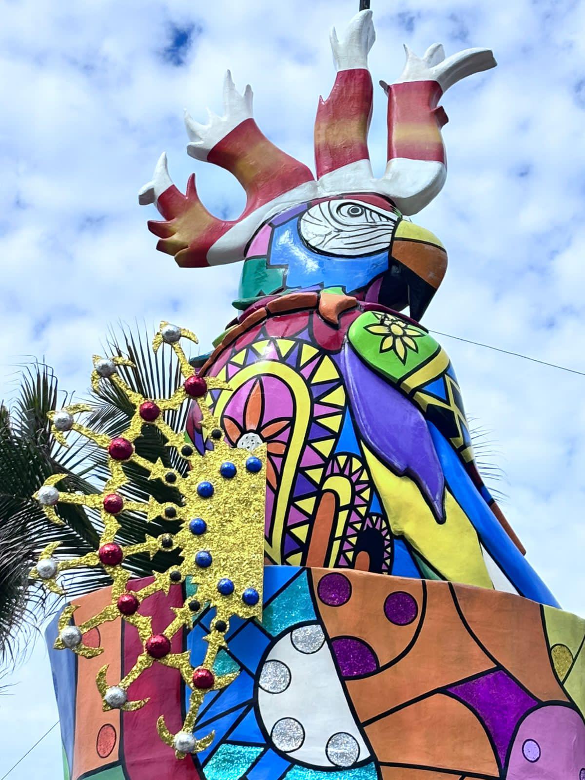 $!Avanza la instalación de monigotes para el Carnaval de Mazatlán 2025