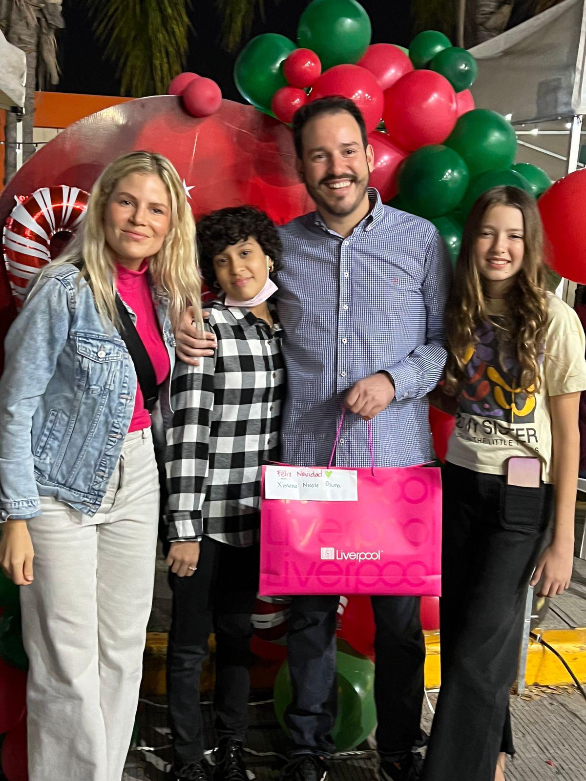 $!El empresario Ricardo (Pity) Velarde, su esposa Natalia García y su hija Natalia Velarde, apadrinaron, a Ximena Nicole, quien sí pudo estar presente para recibir su regalo.