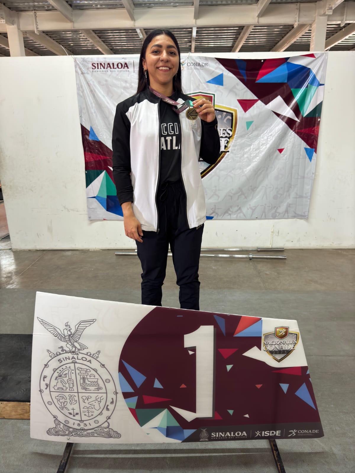 $!Karla Partida, de Mazatlán, gana medalla de oro en los estatales de halterofilia