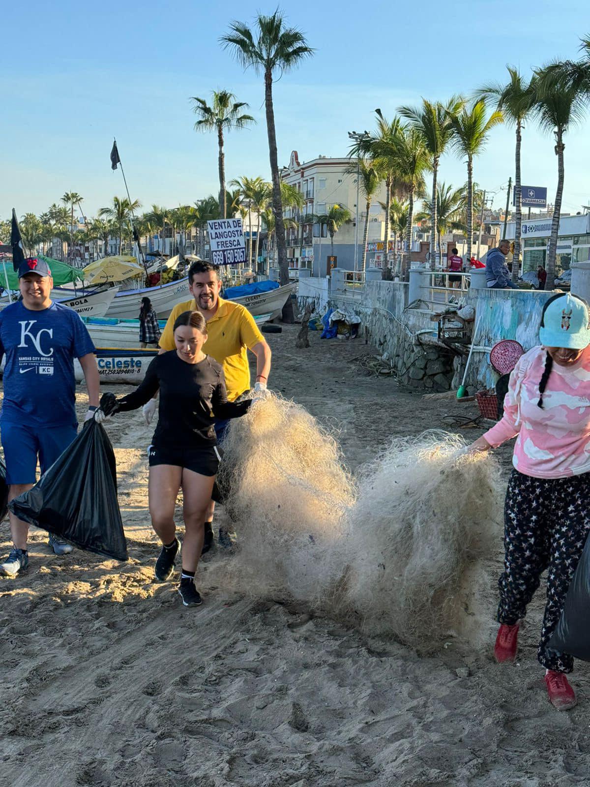 $!Realiza colectivo limpieza en Playa Norte, en Mazatlán