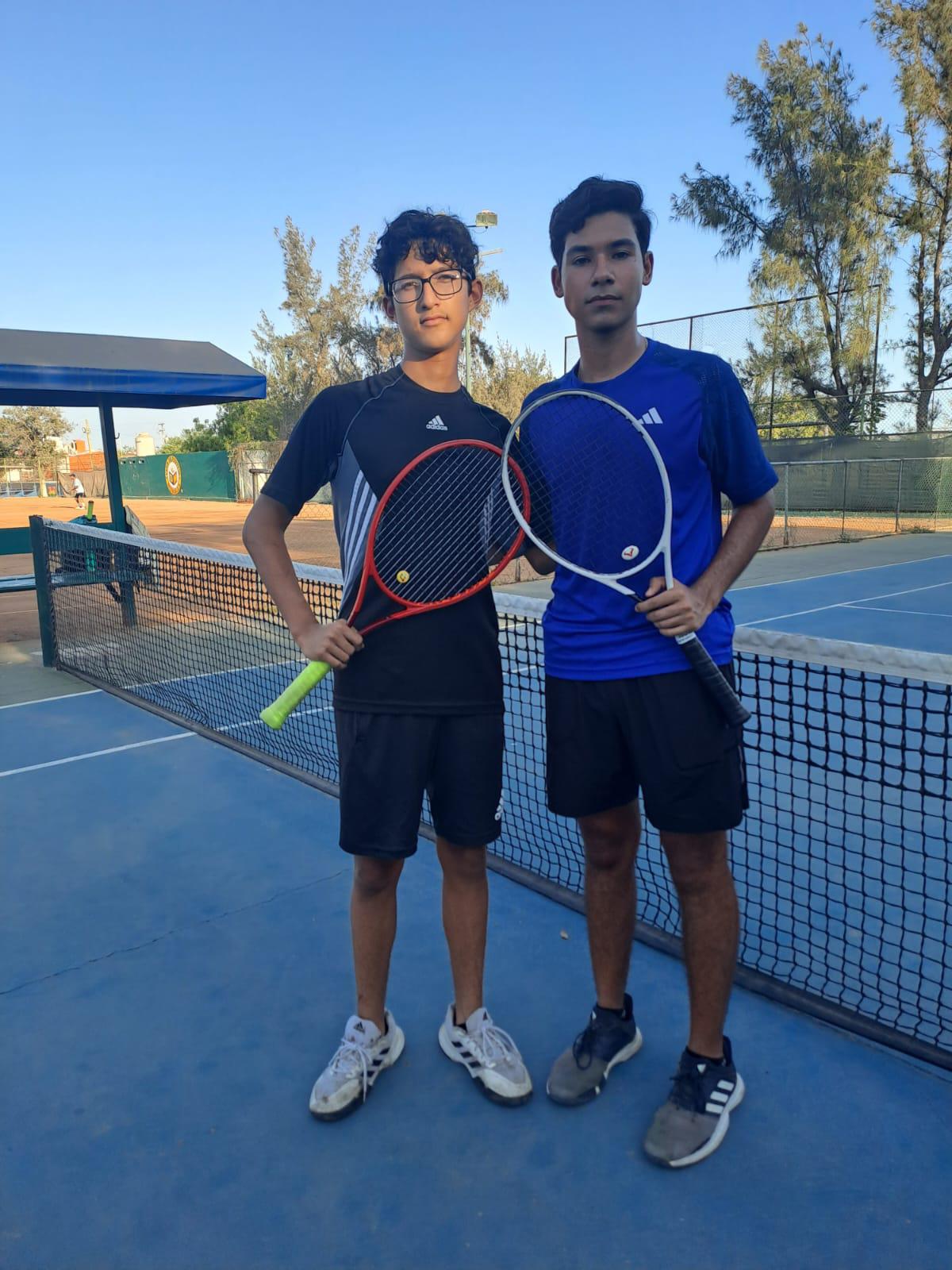 $!Festejan campeones en Torneo de Tenis Día del Padre