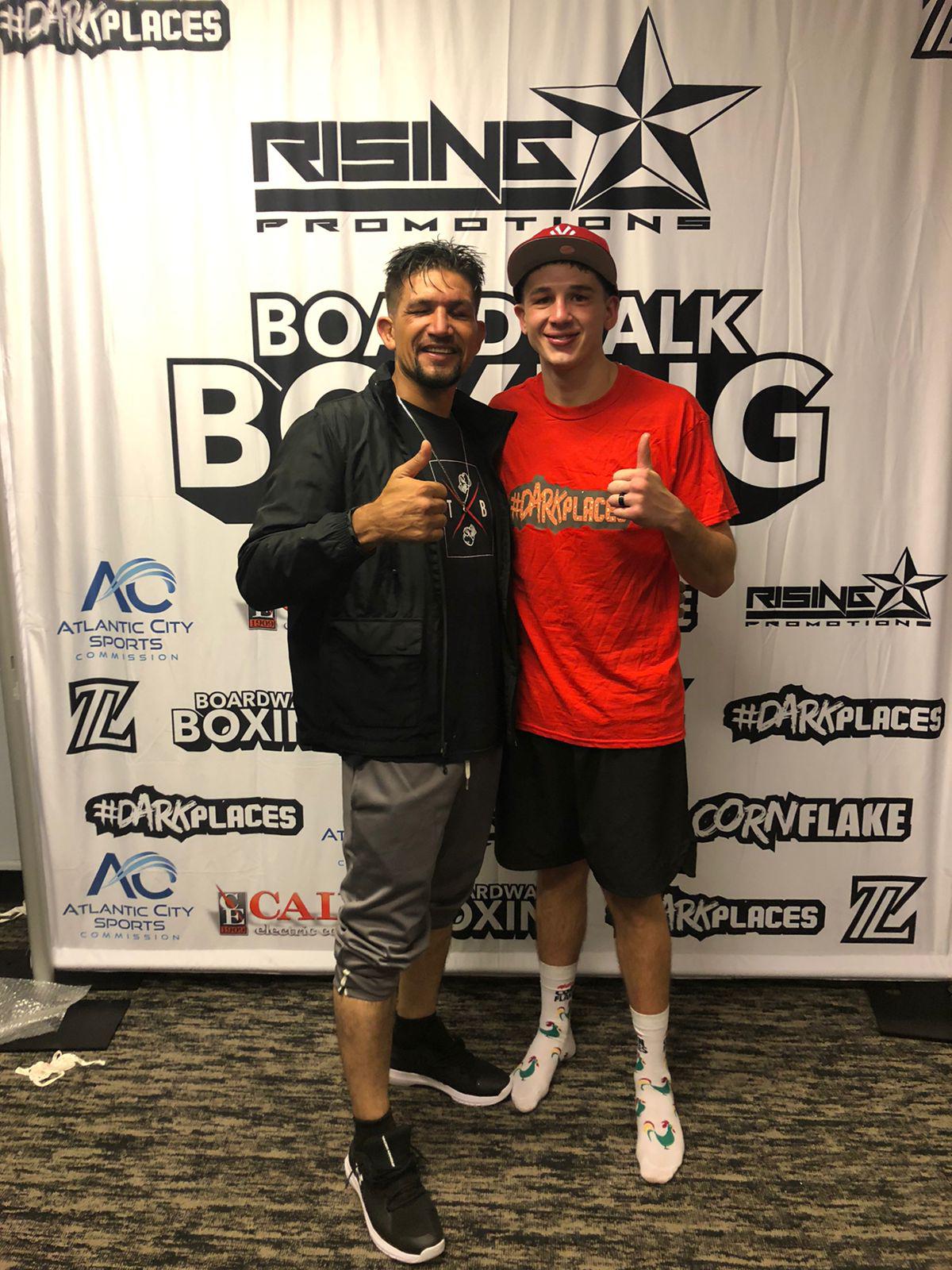 $!Saúl Román junto a Thomas LaManna tras el final de la pelea.