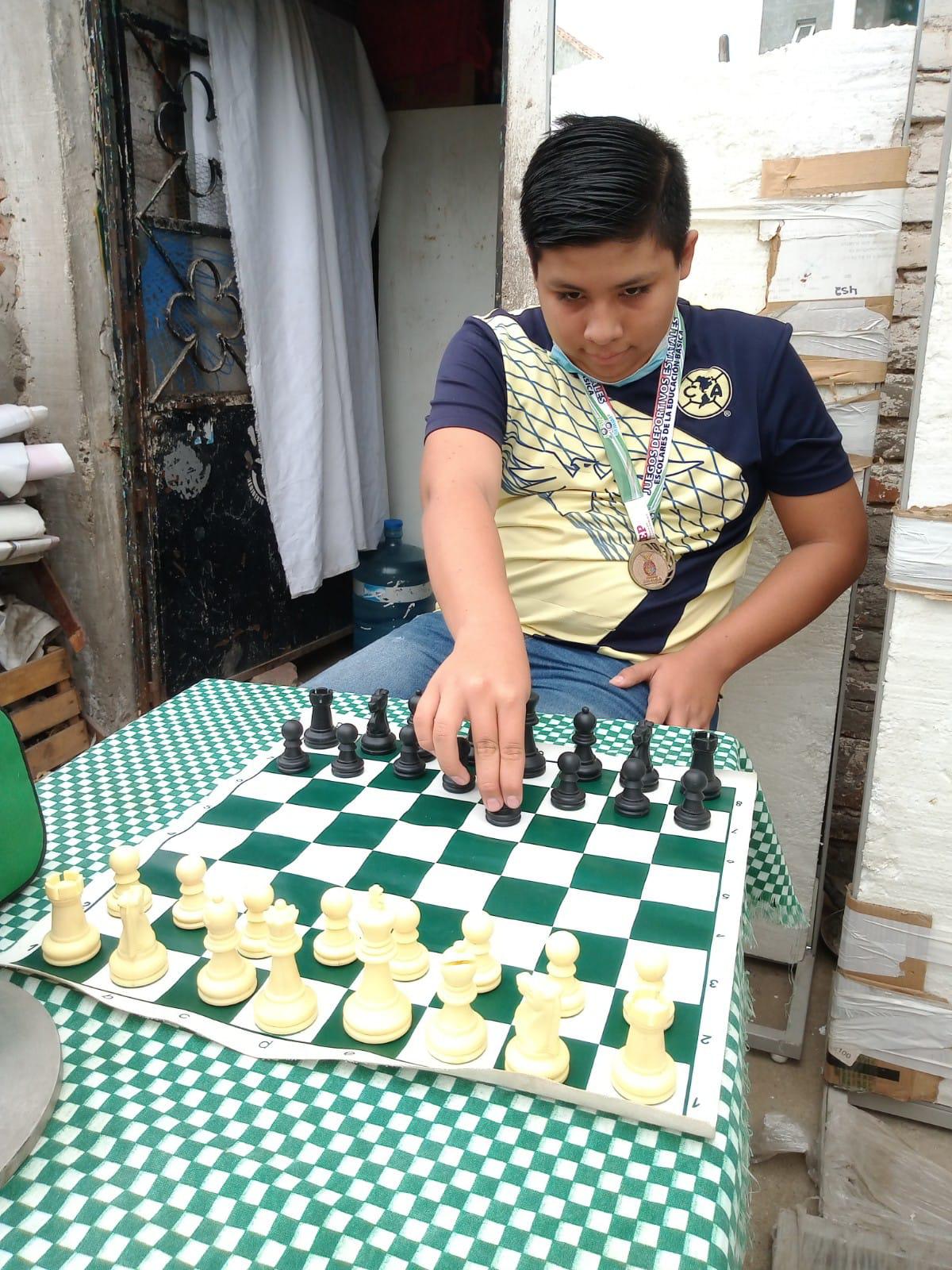 $!¿Le sabes al ajedrez? En Mazatlán, Luis te reta a ganarle una partida en el tianguis de la Juárez