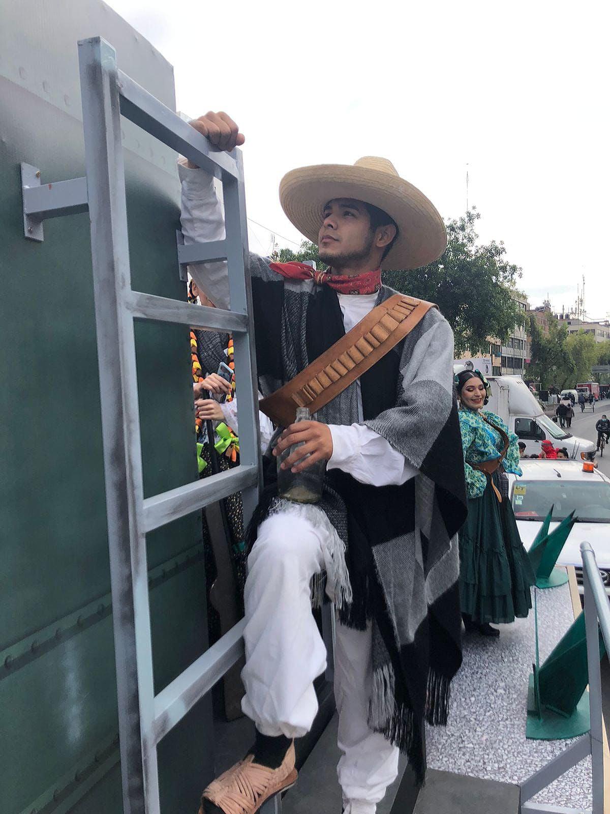 $!Honran a las mujeres sinaloenses de la Revolución, en el desfile de la CDMX