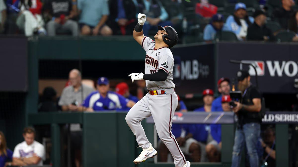 $!Diamondbacks apalea a Rangers y empata la Serie Mundial