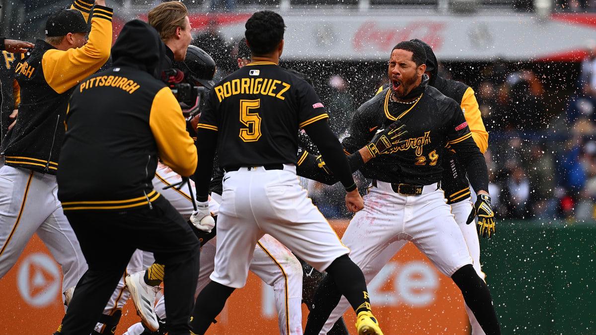 $!Piratas frenan escobas de Yanquis con hit de Pham en la undécima