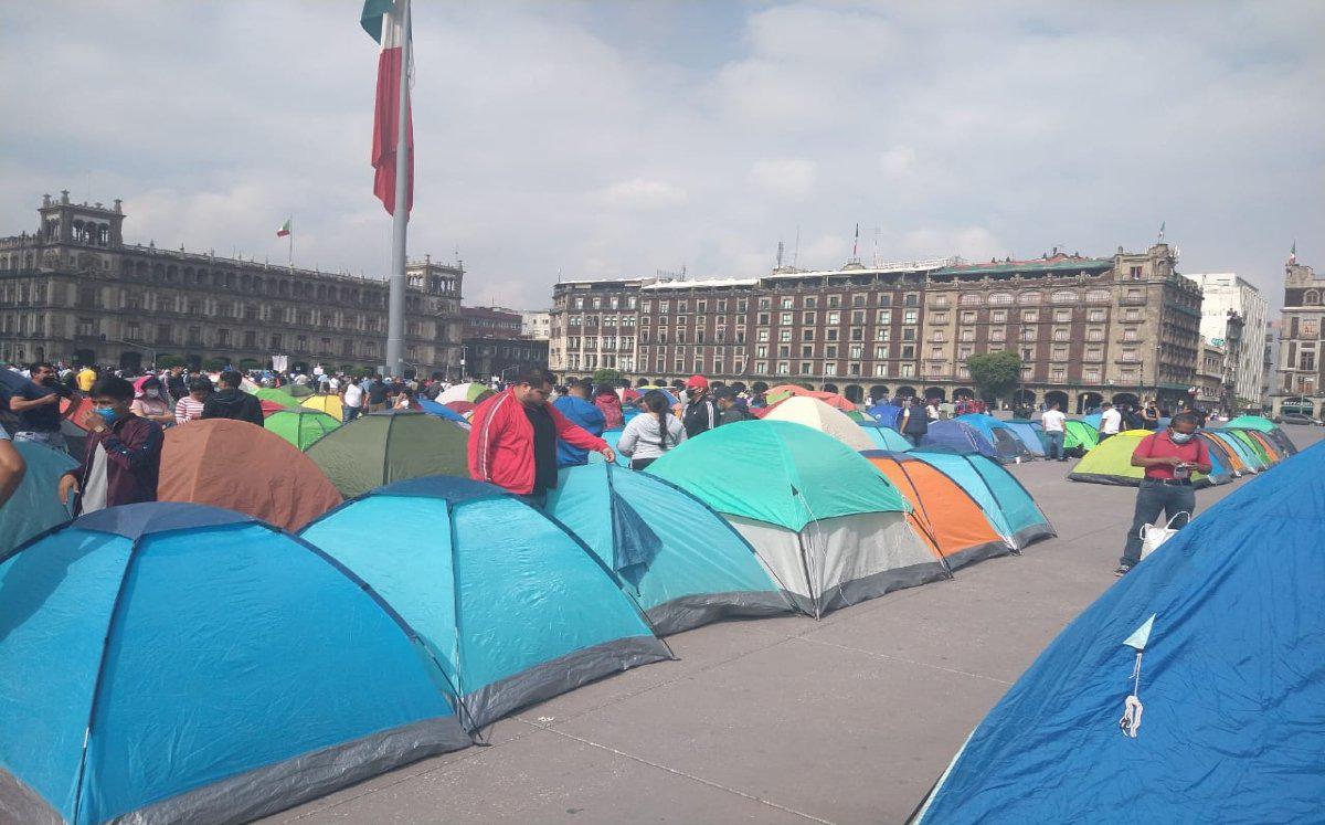 $!CNTE instala plantón en el Zócalo de CDMX pese a que Sheinbaum retiró la reforma a la Ley del ISSSTE