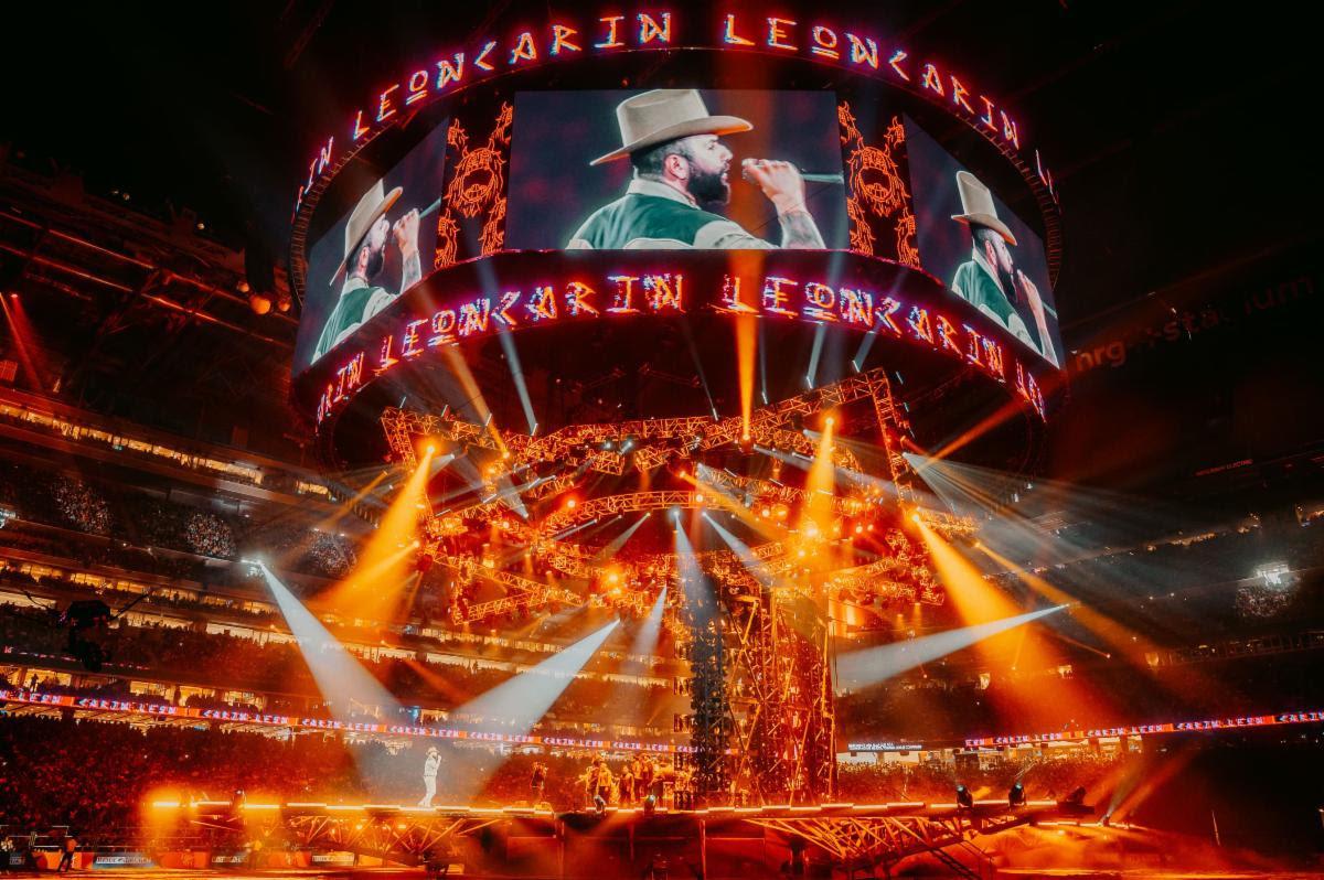 $!Hace historia Carín León en el Rodeo Houston, canta ante 70 mil espectadores