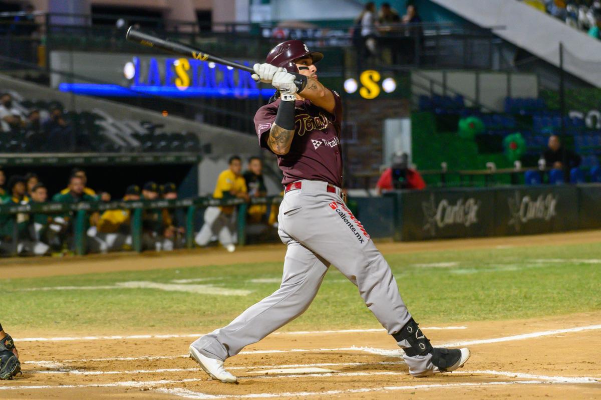 $!Tomateros de Culiacán saca la escoba y hunde más a Cañeros de Los Mochis
