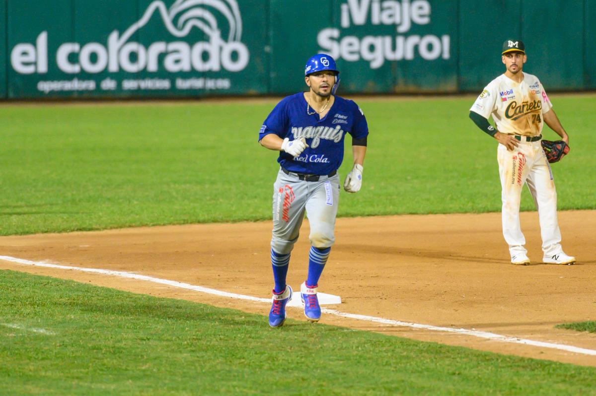 $!Gabriel Gutiérrez recorre bases tras su jonrón.
