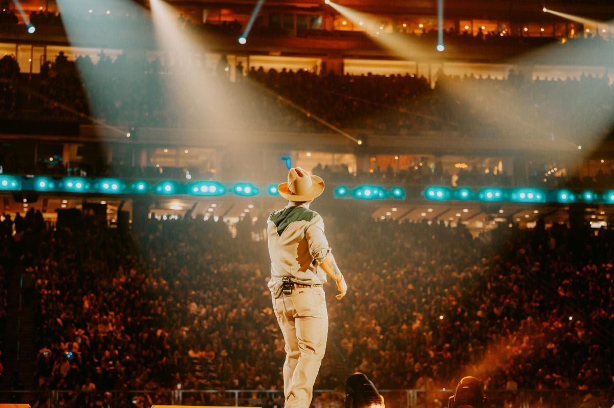 $!Hace historia Carín León en el Rodeo Houston, canta ante 70 mil espectadores