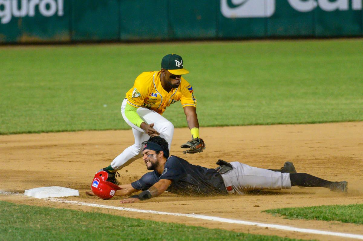 $!Samar Leyva es safe en tercera.