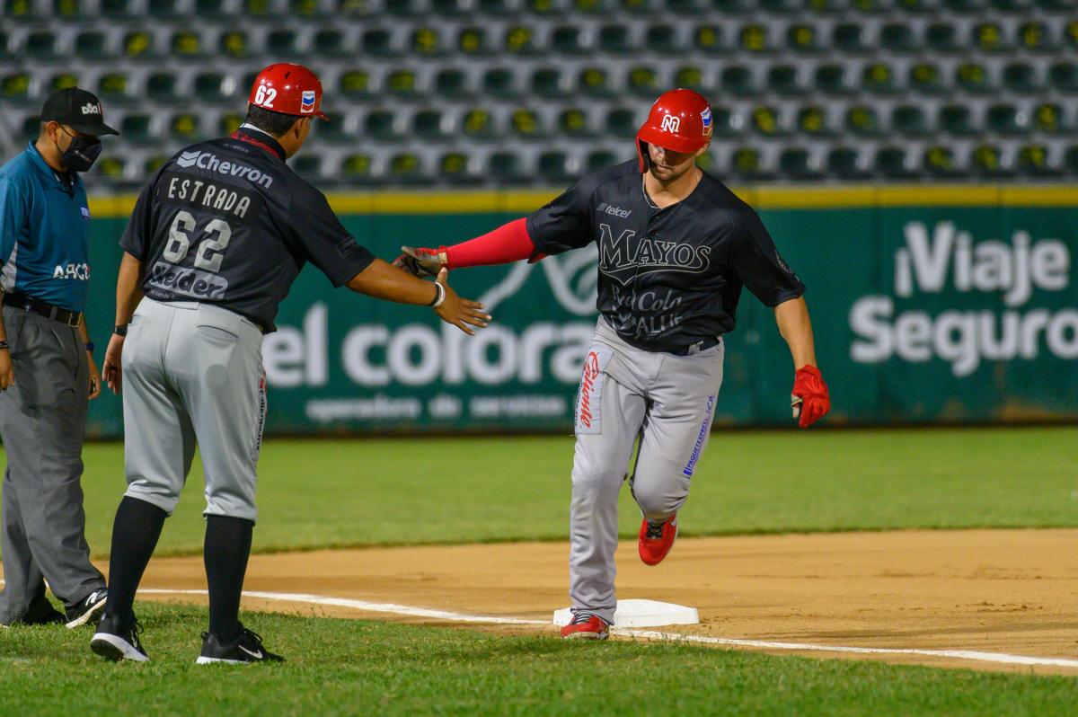 $!Kyle Martin recorre las bases.