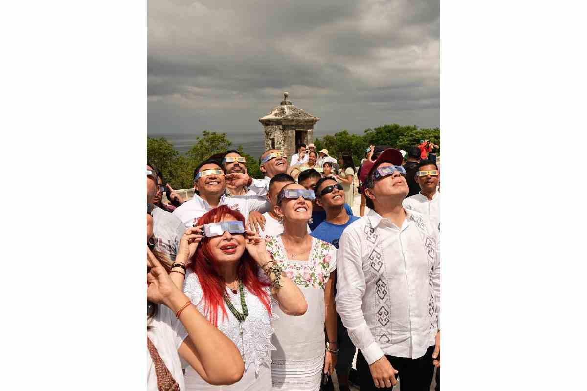 $!Así vivieron los mexicanos el eclipse solar de este sábado