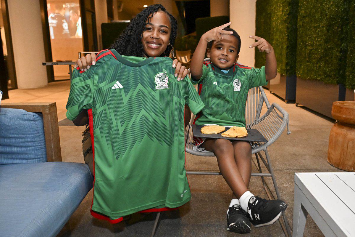 $!Selección Mexicana encuentra y hace feliz a niño africano que quiere ser mexicano