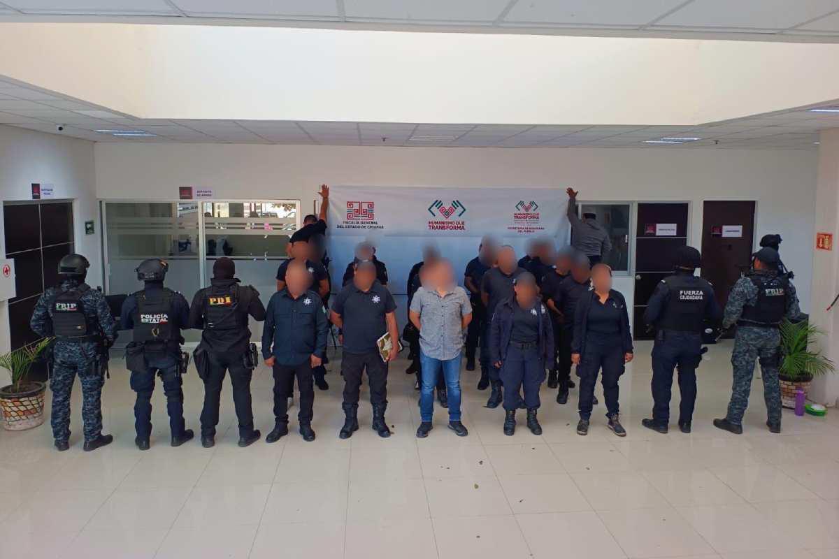 $!Policías y otras personas detenidas tras los operativos en Villaflores y Villa Corzo en Chiapas.