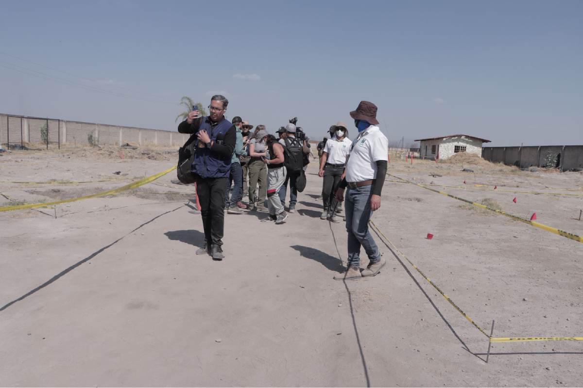 $!‘Fue un circo’, reclaman familias buscadoras tras recorrido en rancho Izaguirre en Teuchitlán; Fiscal General no llega a encuentro
