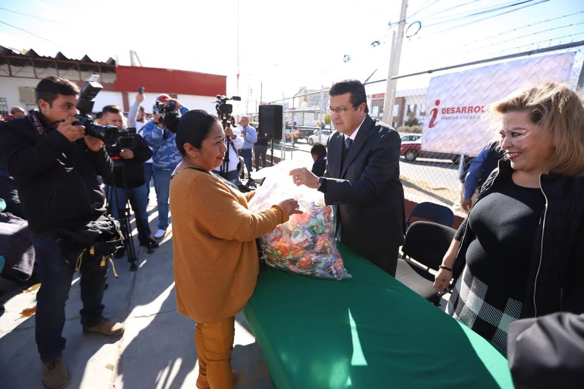 $!Entrega de bolos navideños por el alcalde Armando Cabada Alvídrez.