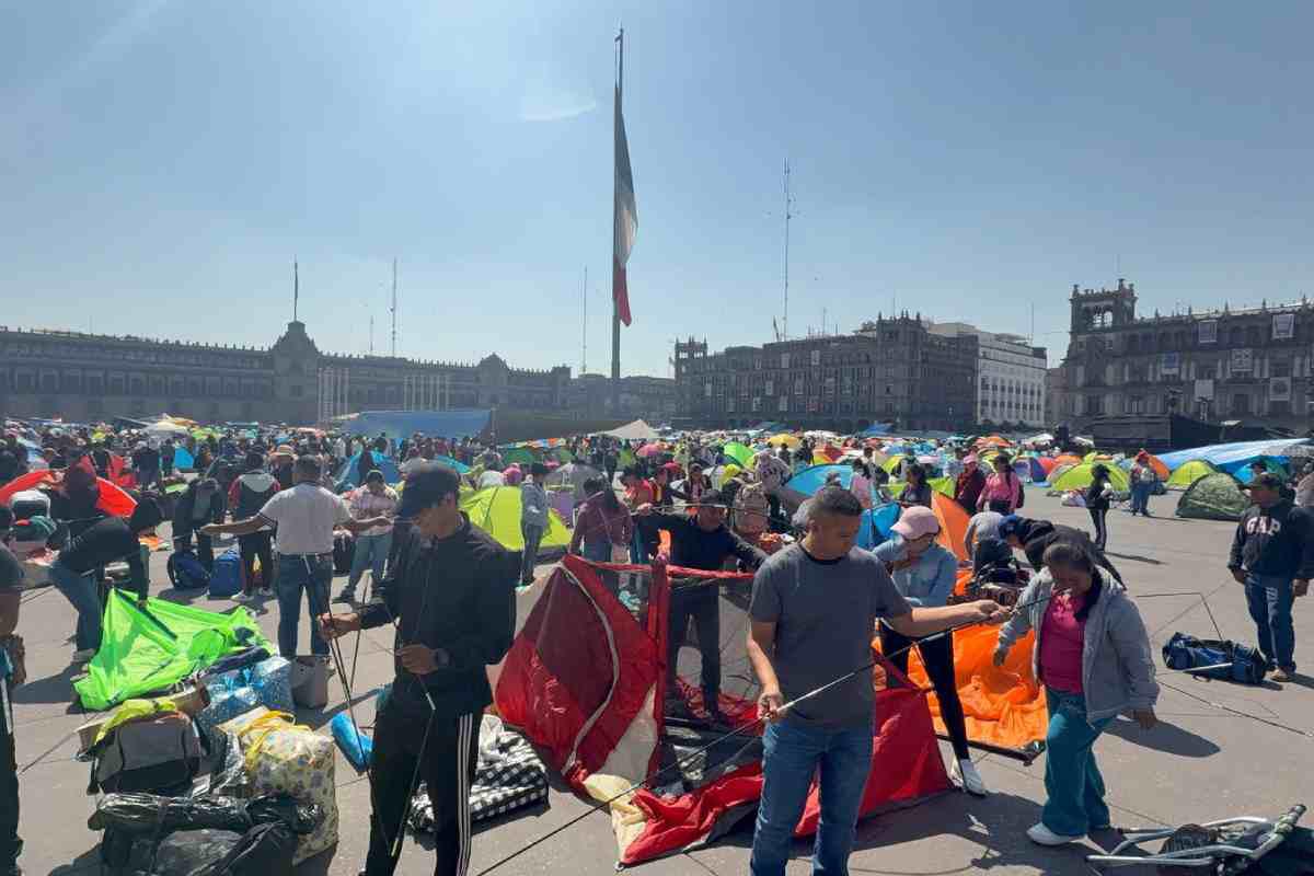 $!CNTE instala plantón en el Zócalo de CDMX pese a que Sheinbaum retiró la reforma a la Ley del ISSSTE