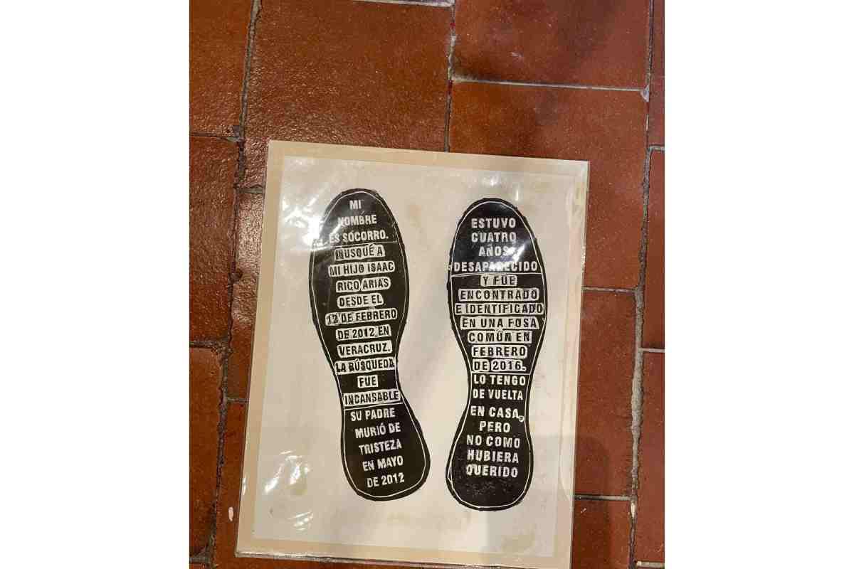 $!Con zapatos de madres buscadoras exhiben crisis de desapariciones en México en el Palacio de Minería