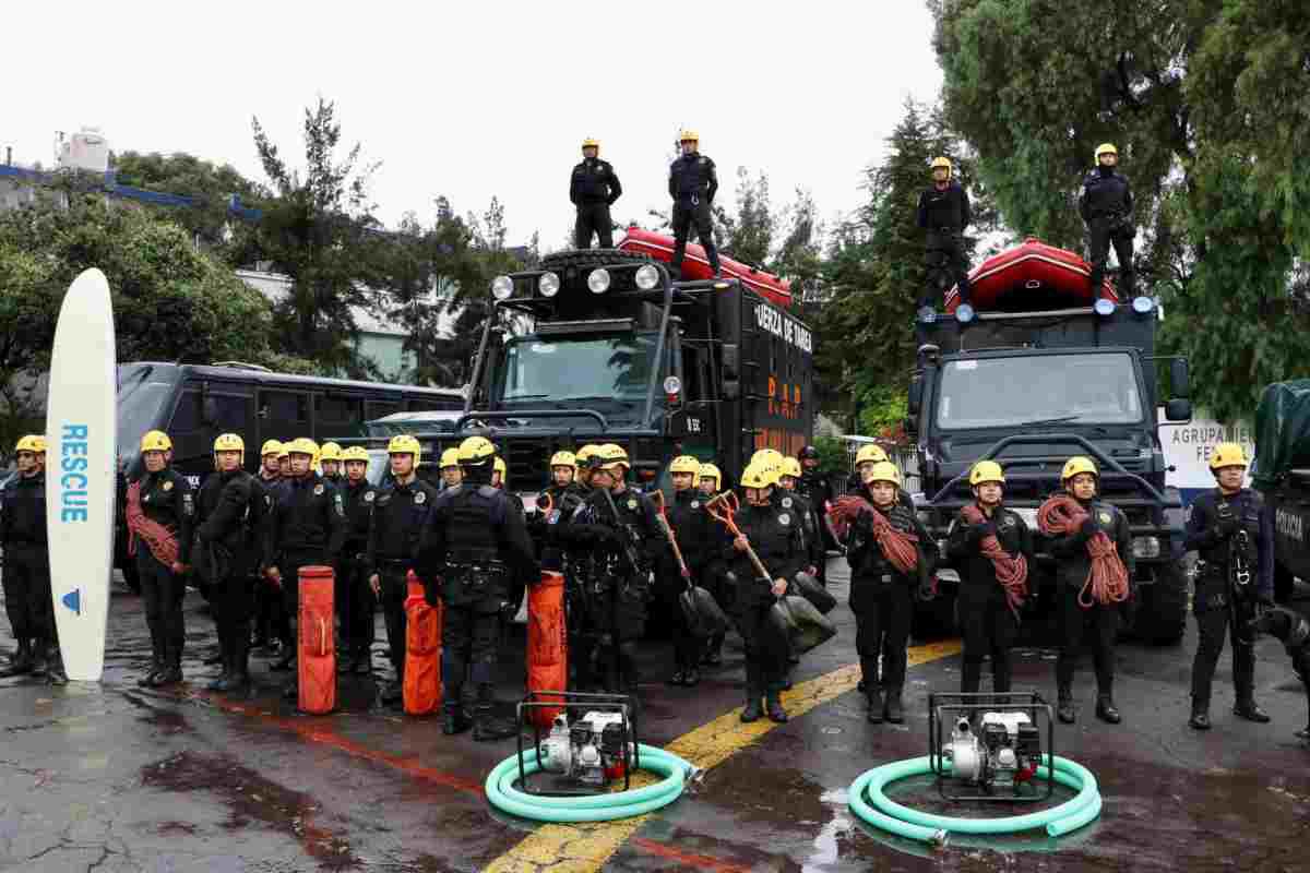 $!110 elementos de rescate de la SSC de la Ciudad de México partieron hacia Acapulco para apoyar en las labores de rescate.