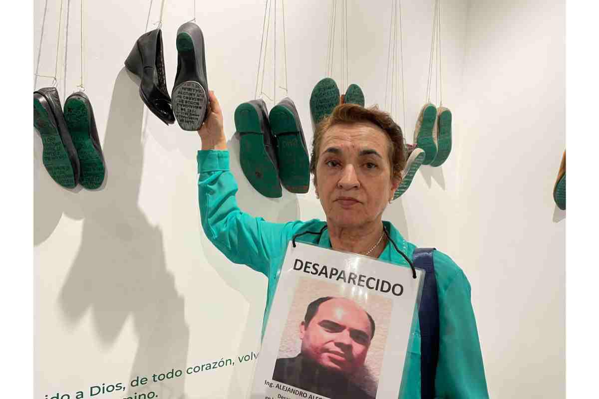 $!Con zapatos de madres buscadoras exhiben crisis de desapariciones en México en el Palacio de Minería