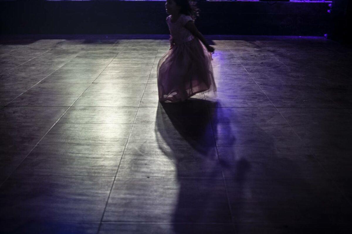 $!Una niña baila sobre la pista del salón de fiestas.