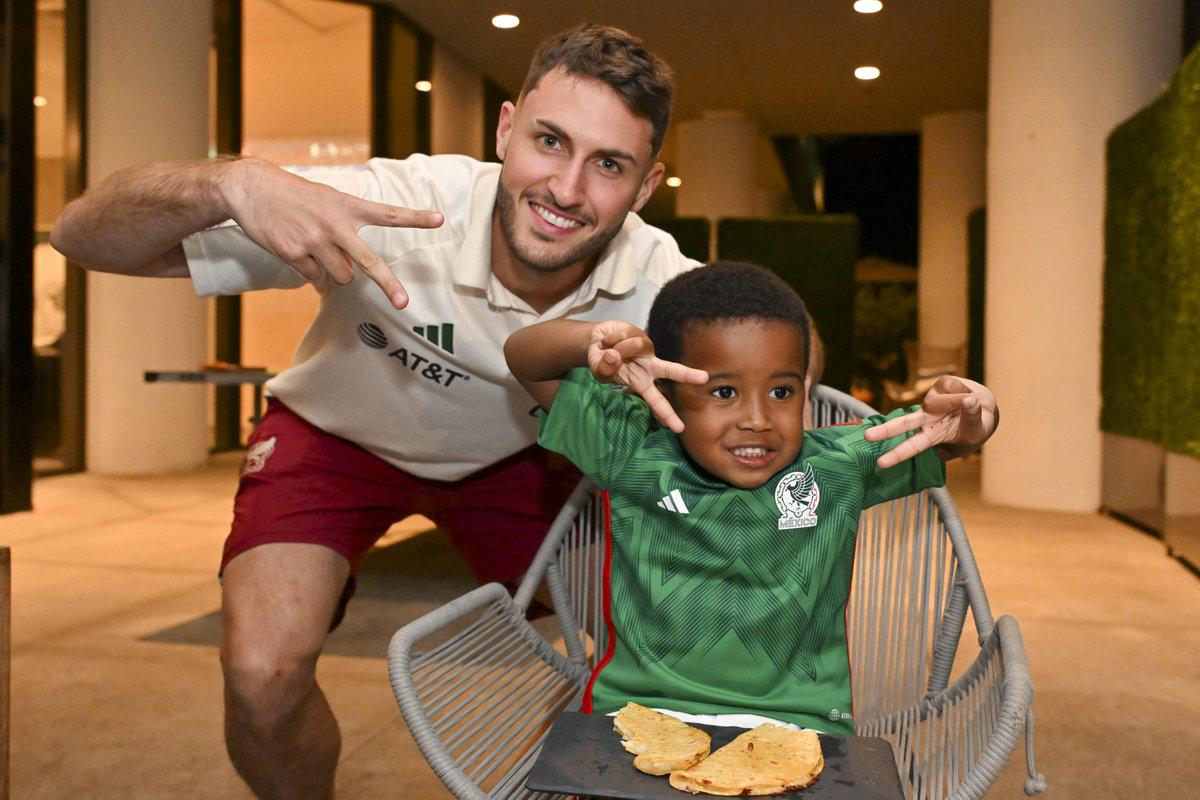 $!Selección Mexicana encuentra y hace feliz a niño africano que quiere ser mexicano