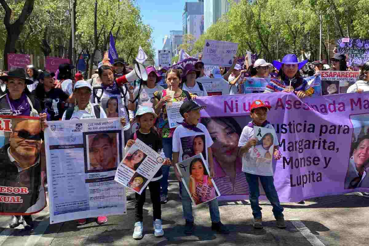 $!Libre, sin miedo: mujeres pintan consignas y denuncian agresiones mientras avanzan rumbo al Zócalo de CDMX