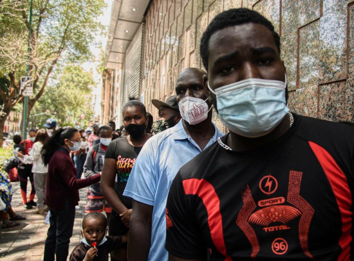 $!Fila de haitianos que esperan poder acceder a la Comisión Mexicana de Ayuda a Refugiados.