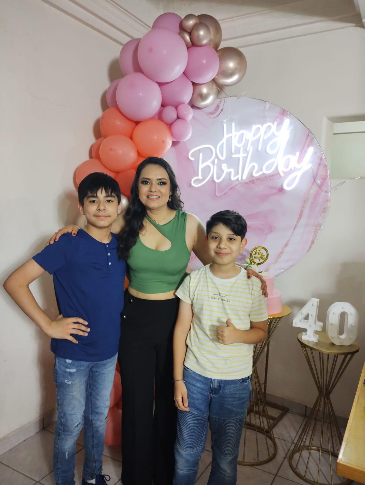 $!Con sus sobrino Ángel Meza y Huntter León.