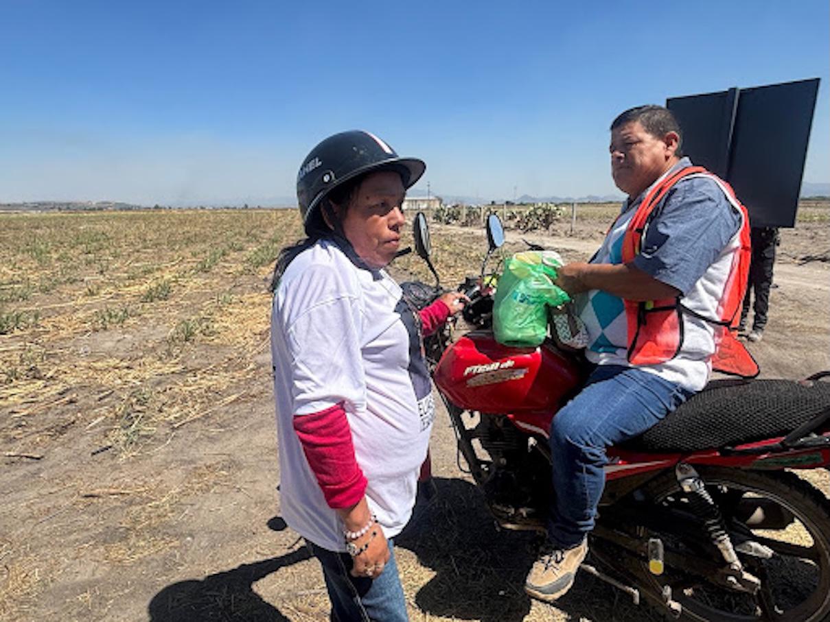 $!María de la Luz Ruiz Gutiérrez llegó al lugar para preguntar por las prendas de su hijo Elías Sánchez. Los policías le dijeron que fuera a la fiscalía de Guadalajara.